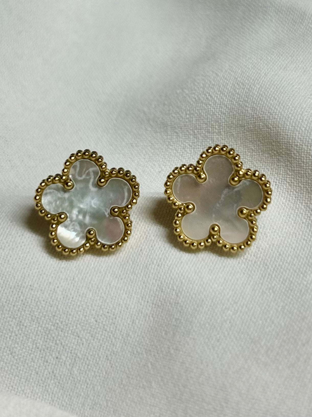 Boucles d’oreilles trèfle blanc